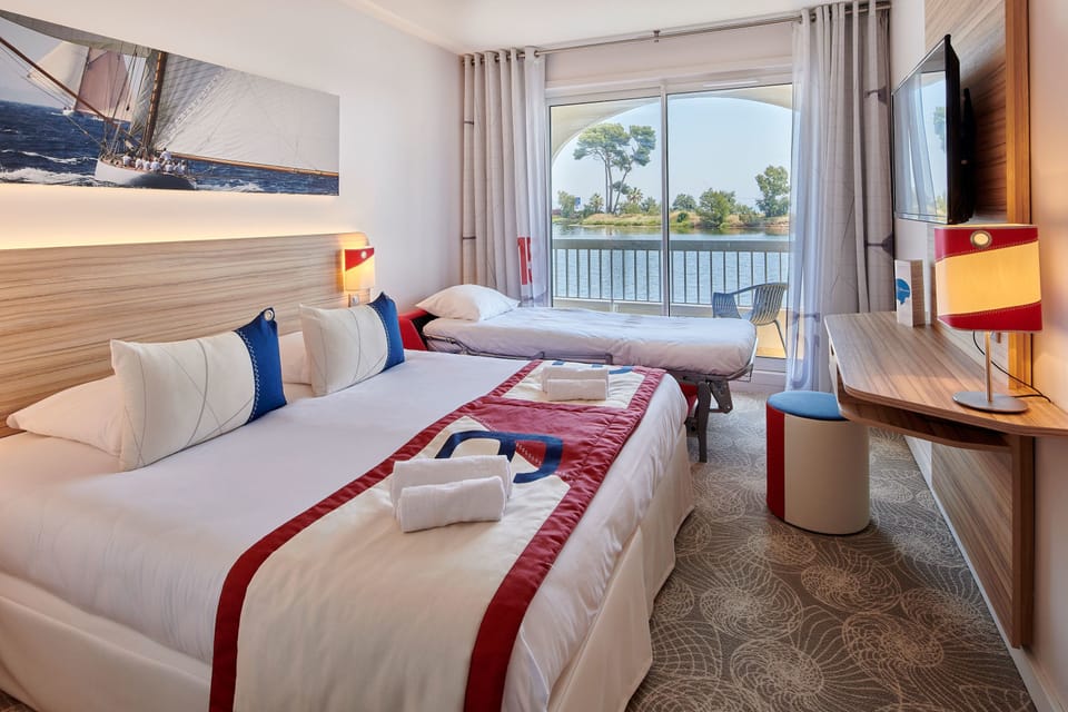 Triple Room, Sea Side | In-room safe, desk, soundproofing, free WiFi