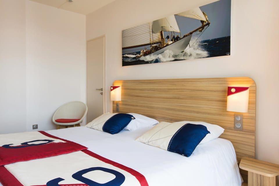 Comfort Double Room | In-room safe, desk, soundproofing, free WiFi