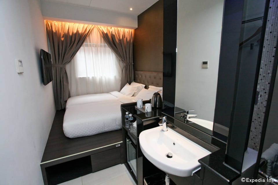Superior Twin Room | In-room safe, desk, iron/ironing board (on request), WiFi (free)
