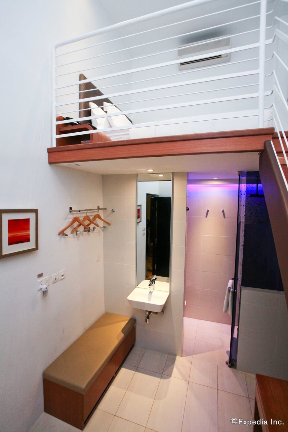 Loft, 1 Queen Bed | In-room safe, desk, iron/ironing board (on request), WiFi (free)