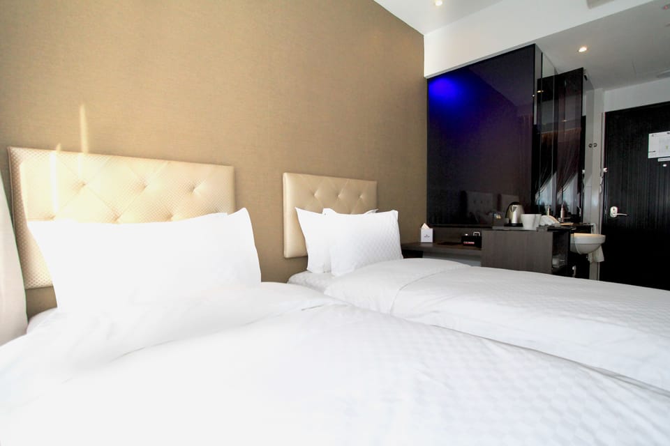 Superior Twin Room | In-room safe, desk, iron/ironing board (on request), WiFi (free)