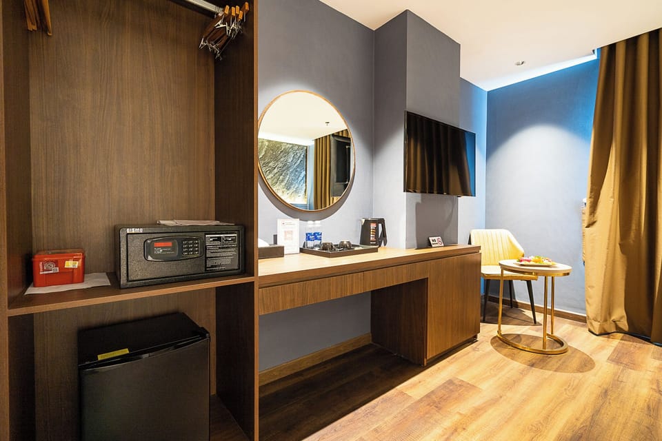 Premier Room, Bathtub, City View | Hypo-allergenic bedding, memory foam beds, minibar