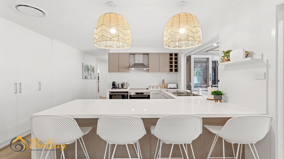 Kitchen w Breakfast Bar