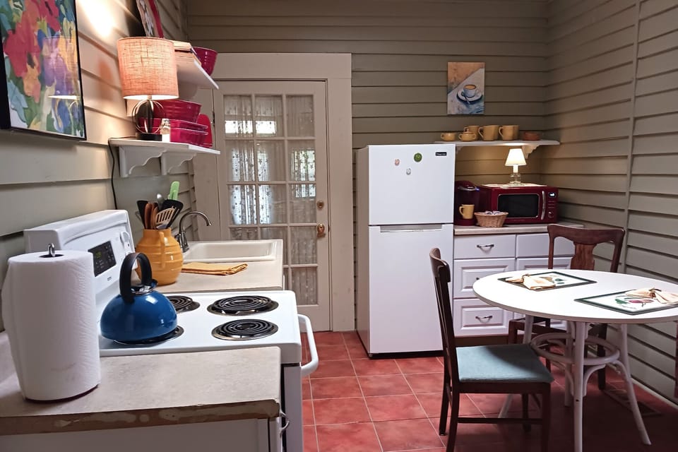 Full eat-in kitchen