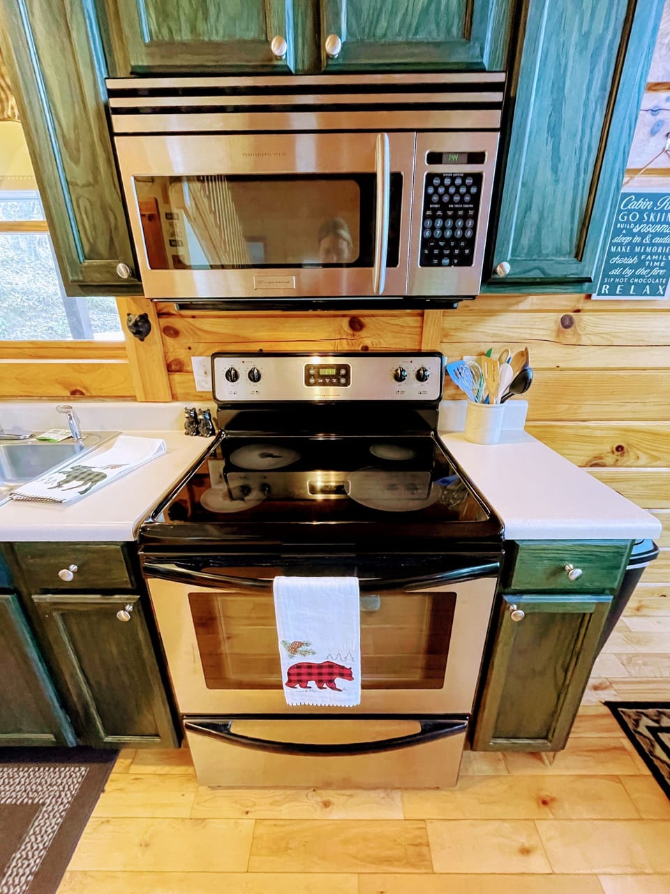 Fully stocked: pots/pans/baking sheets/toaster/blender + EVERYTHING you'll need!