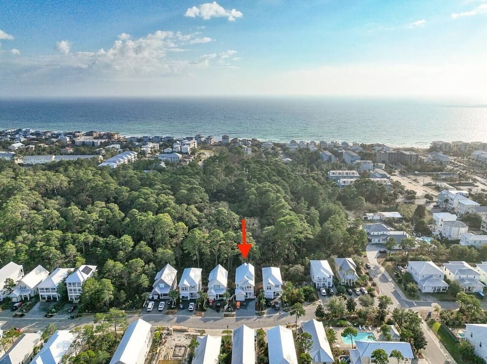 1/2 mile to the beach and restaurants.