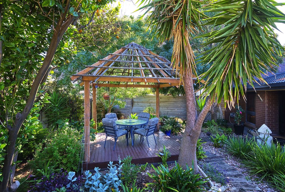 The Bali hut in the front garden is a great spot for morning coffee or afternoon