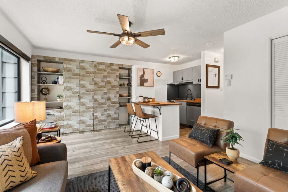 Studio | Living area | 32-inch TV with cable channels, Netflix, streaming services