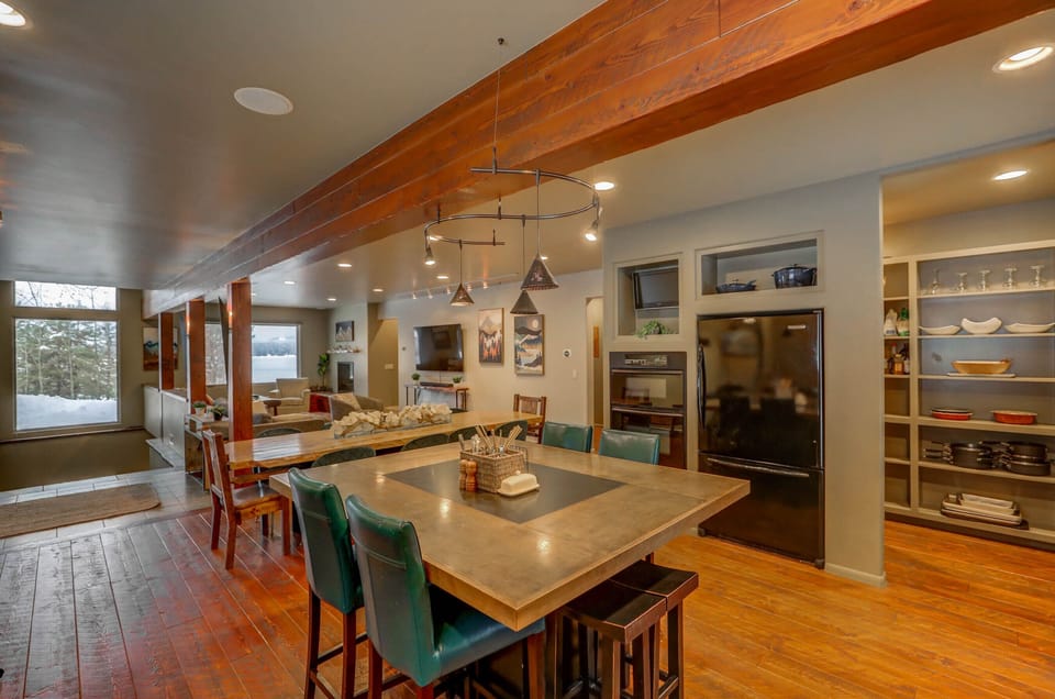 Dining w/ Walk-in Pantry