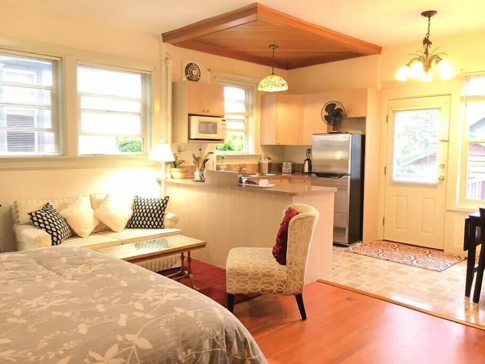 Bright and airy studio furnished with everything you will need for your short or extended stay.