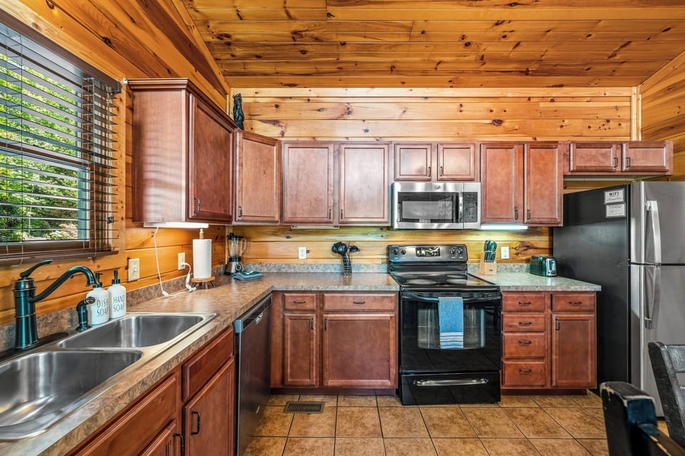 Fully equipped kitchen with dishwasher