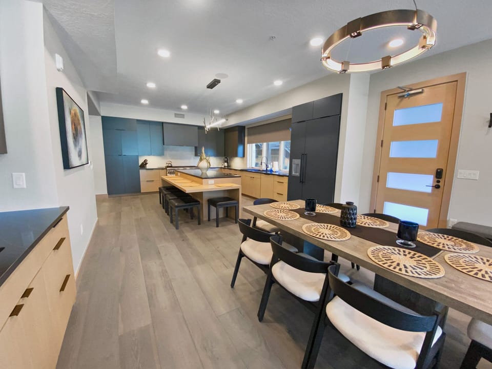 Condo, 2 Bedrooms | Dining