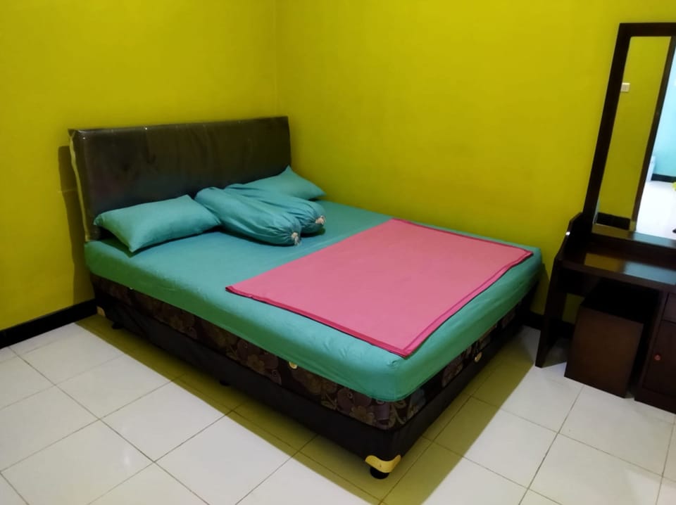Standard Room, 1 Queen Bed, Non Smoking | Desk, bed sheets