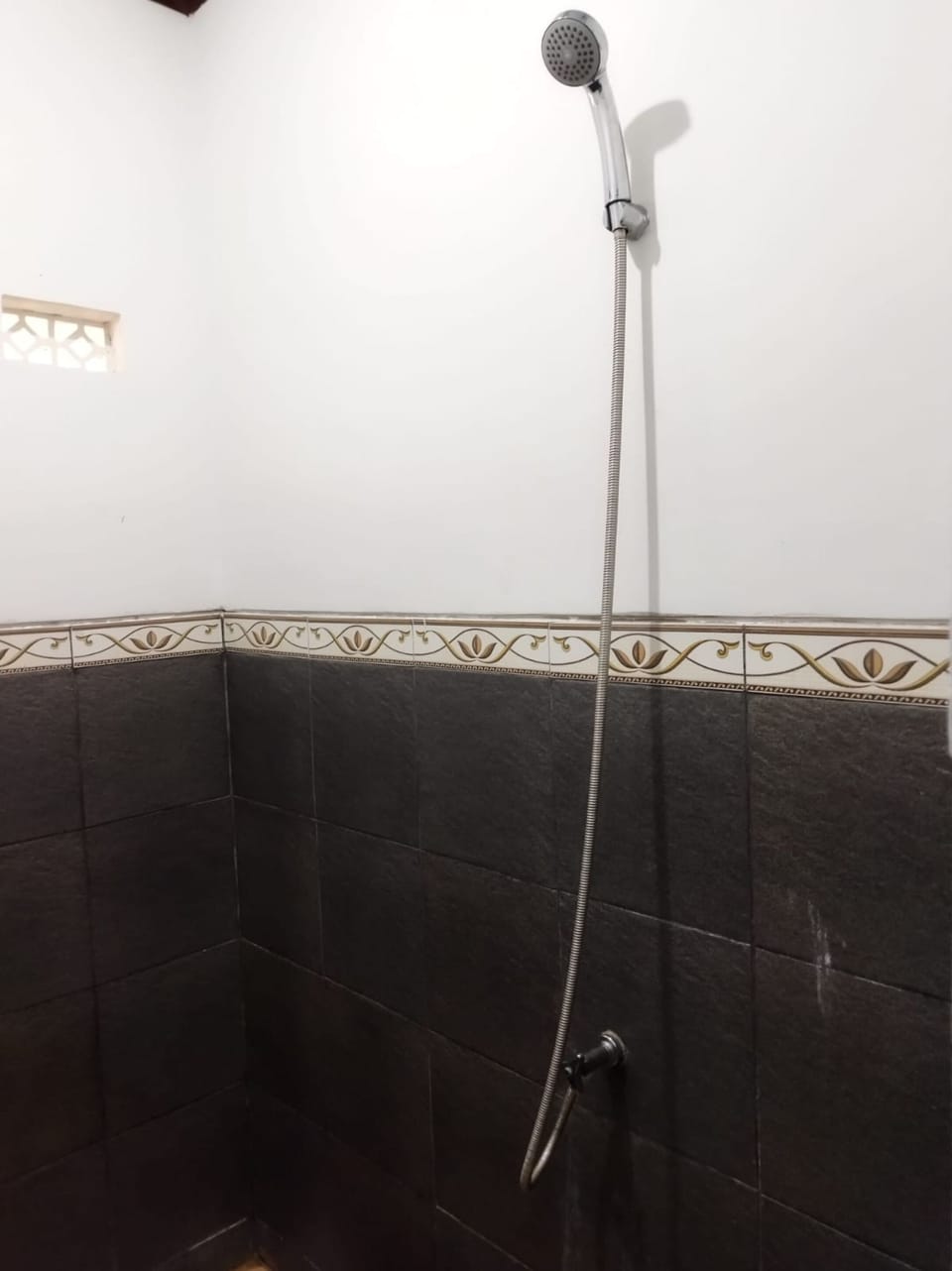 Standard Room, 1 Queen Bed, Non Smoking | Bathroom | Shower, rainfall showerhead, free toiletries, towels
