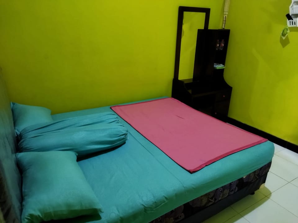 Standard Room, 1 Queen Bed, Non Smoking | Desk, bed sheets