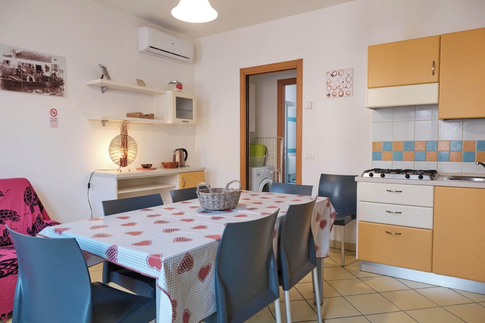 Apartment, 3 Bedrooms | Dining room