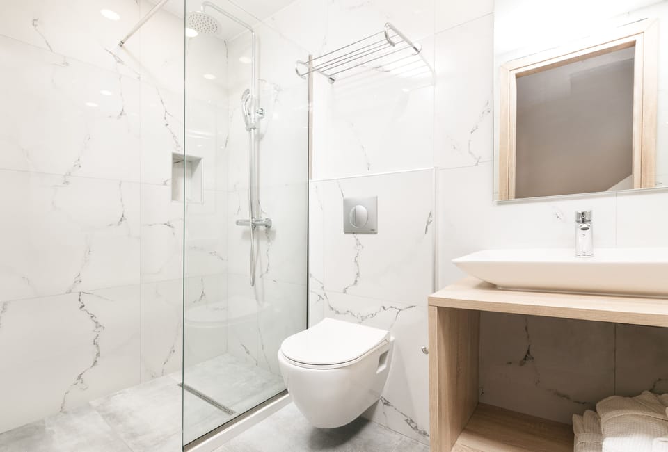 Shower, rainfall showerhead, free toiletries, hair dryer
