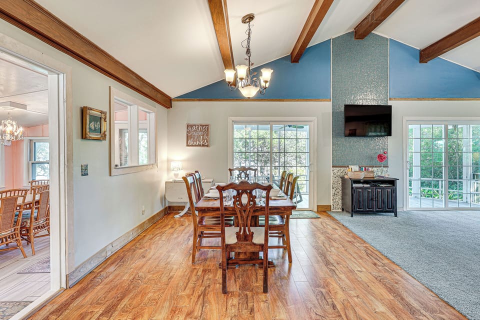 Dining Area | Dishes & Flatware Provided
