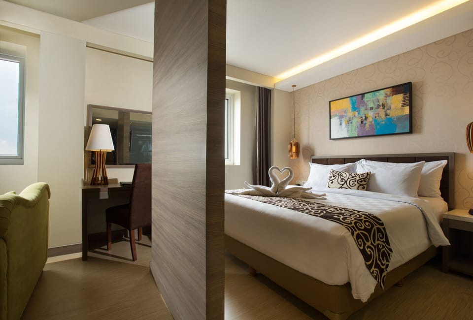 Premier Room | Minibar, in-room safe, iron/ironing board, free cribs/infant beds