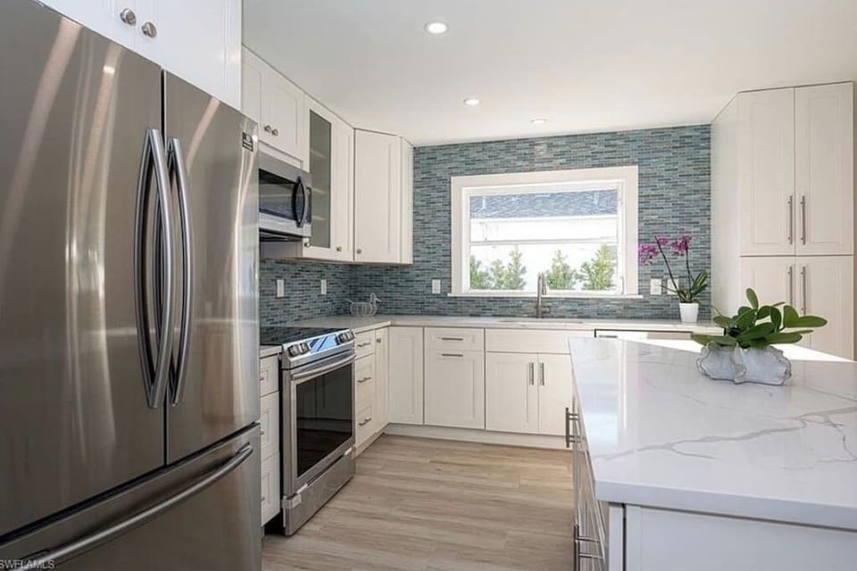 Fully stocked kitchen with all the essentials needed to prepare a delicious meal morning, noon or night!
