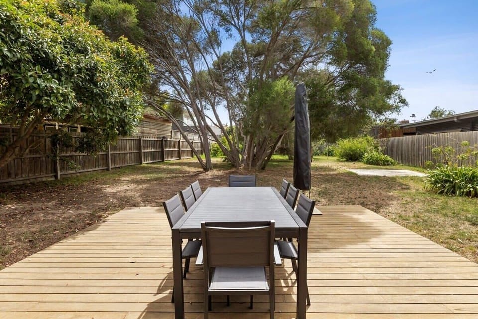 Beautifully renovated 1970's beach house in central Torquay