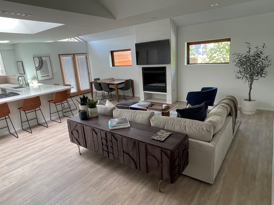Spacious Living Room and Kitchen 