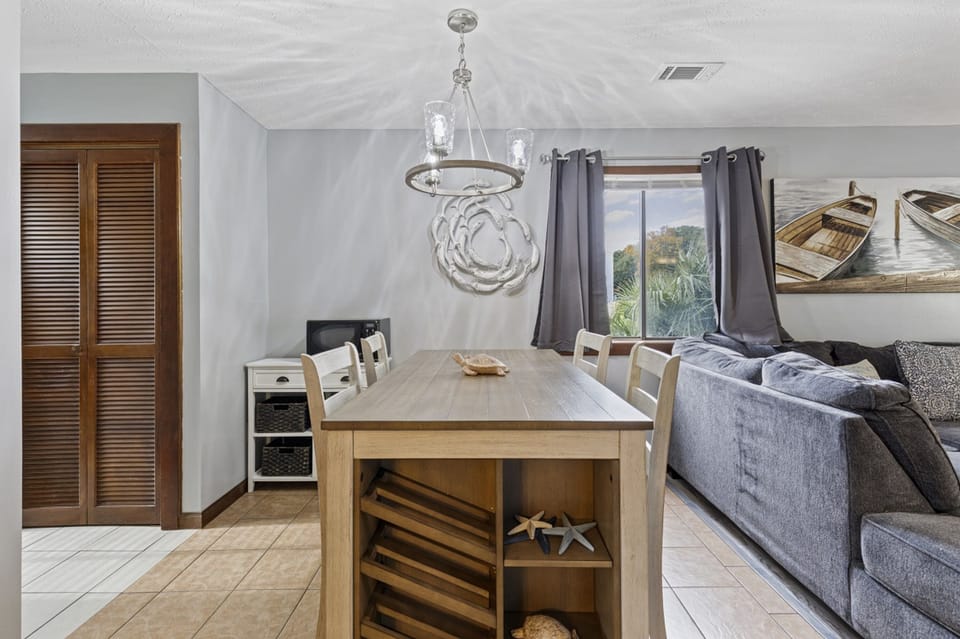 Signature Condo, 2 Bedrooms, Balcony | Dining room