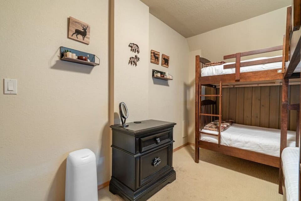 Third bedroom on the main level with x2 single-over-single bunk beds.