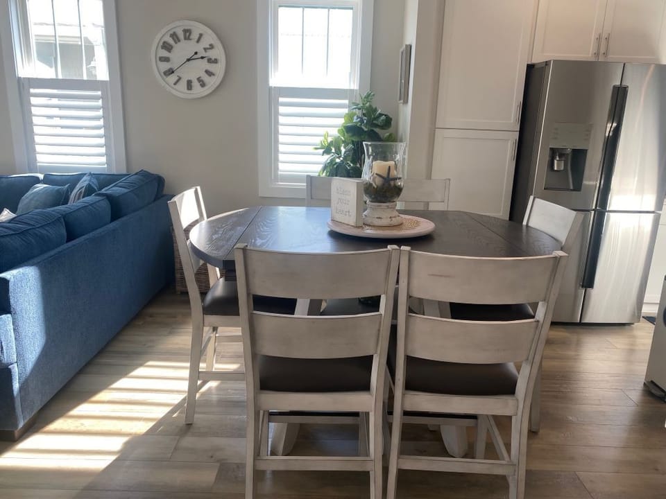 Dining area between kitchen and living room