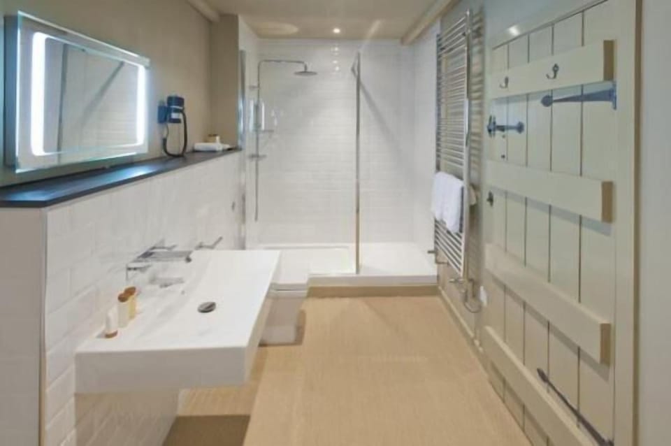 Shower, free toiletries, hair dryer, towels