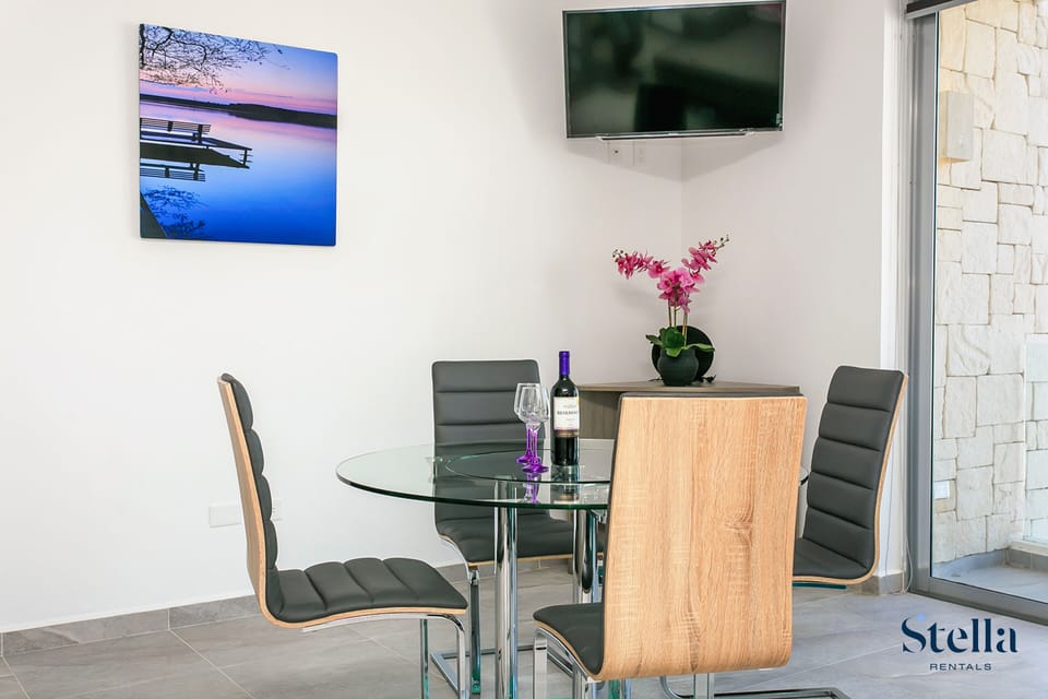 Honeymoon Apartment, 1 King Bed, Balcony | In-room dining