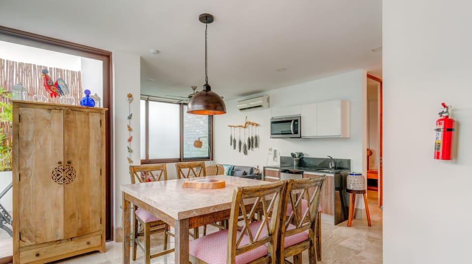 Premium Condo, 1 King Bed with Sofa bed, Hot Tub | Dining room