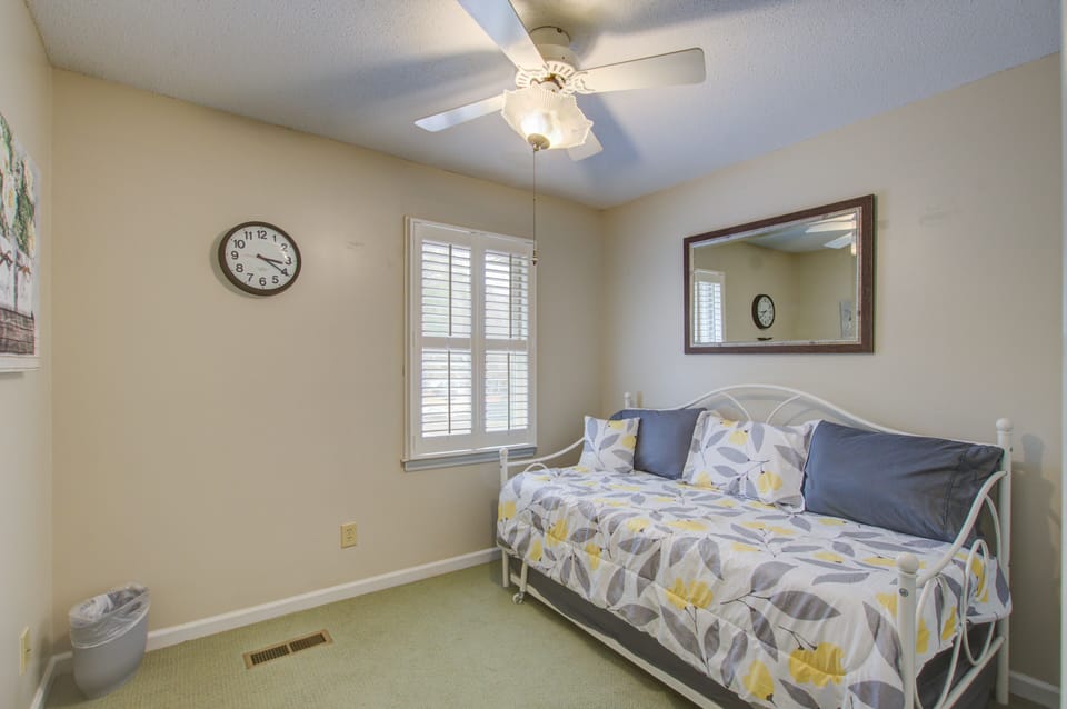 Day bed with trundle