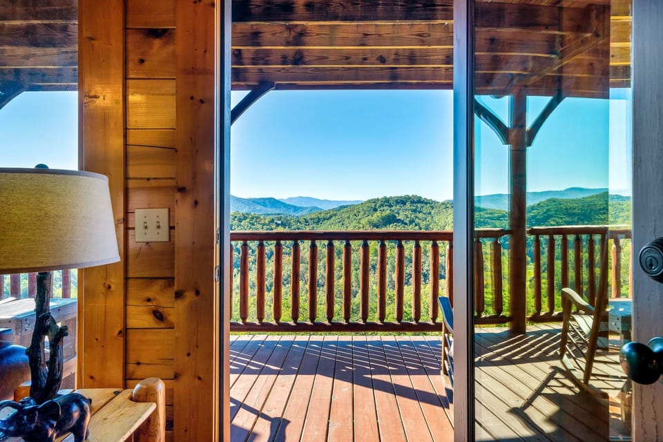 Main-floor: out to the balcony!