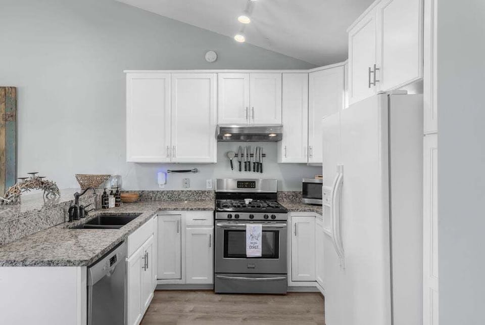 Fully stocked kitchen: Dishwasher, Refrigerator with ice maker, Microwave, Stove/Oven