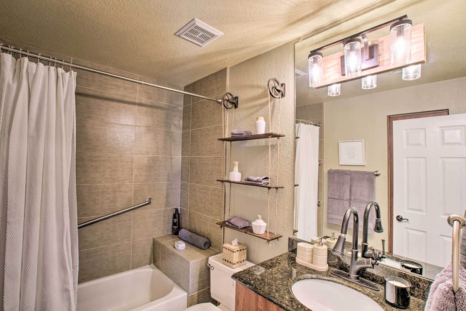 Full Bathroom | Complimentary Toiletries