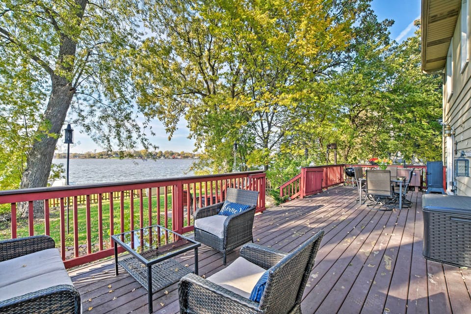 Deck | Charcoal Grill | Views