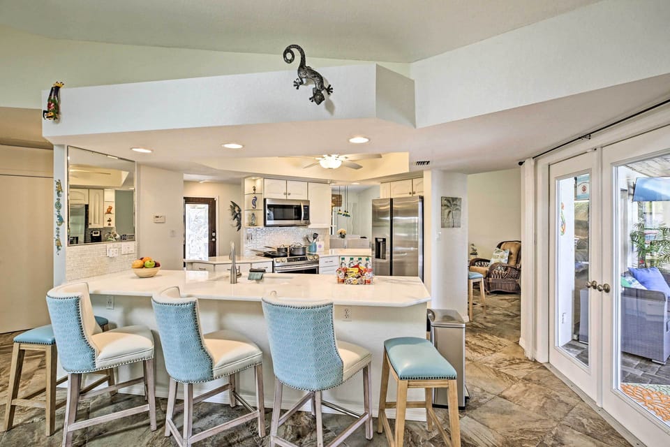 Kitchen | Wet Bar w/ Seating