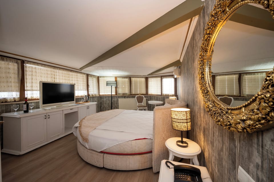 Suite Room | Premium bedding, minibar, in-room safe, desk