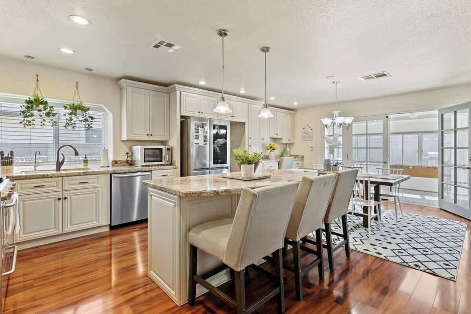 Would you prefer to eat out or prepare your meals at home? With such a beautiful dining room and kitchen, you won't want to miss out on the opportunity to do everything here and take those stunning photos.
