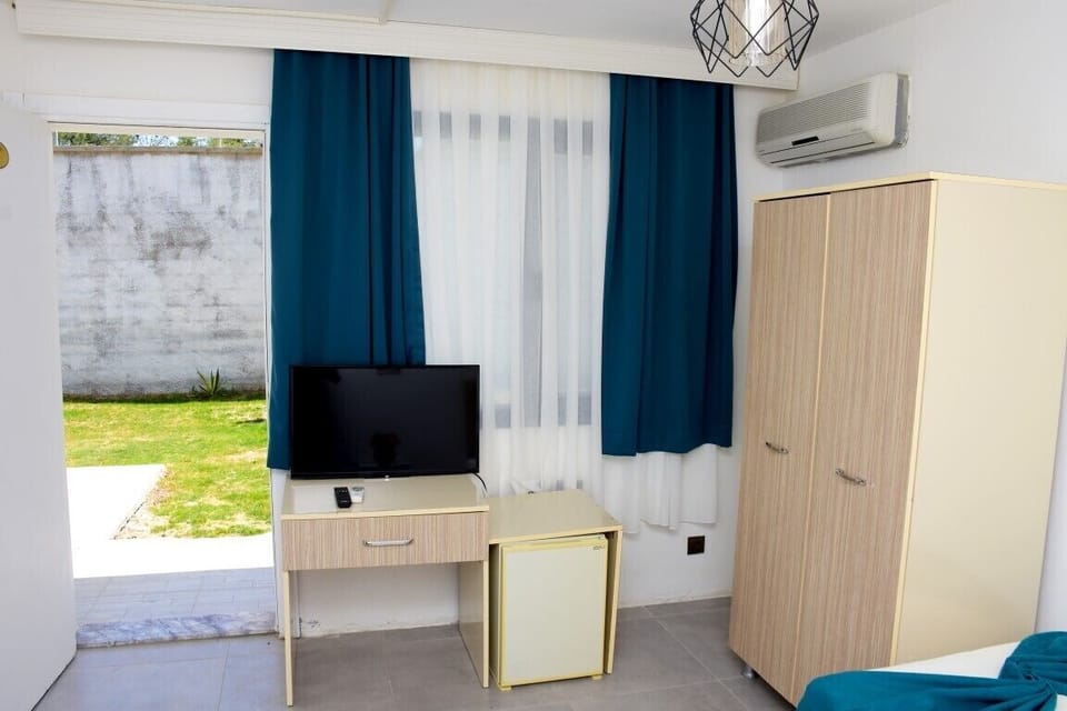 Economy Twin Room | Blackout drapes, iron/ironing board