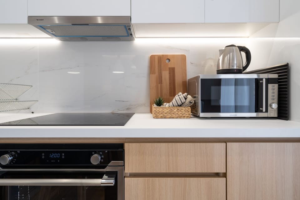Deluxe Apartment | Private kitchen | Fridge, microwave, oven, stovetop