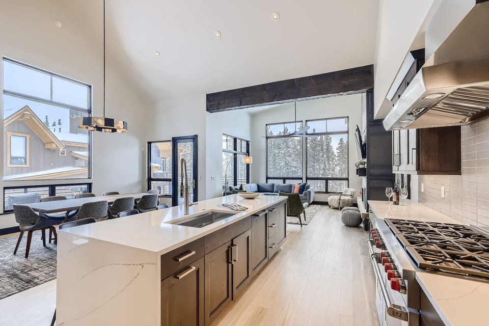 Large open floor plan with plenty of prep space