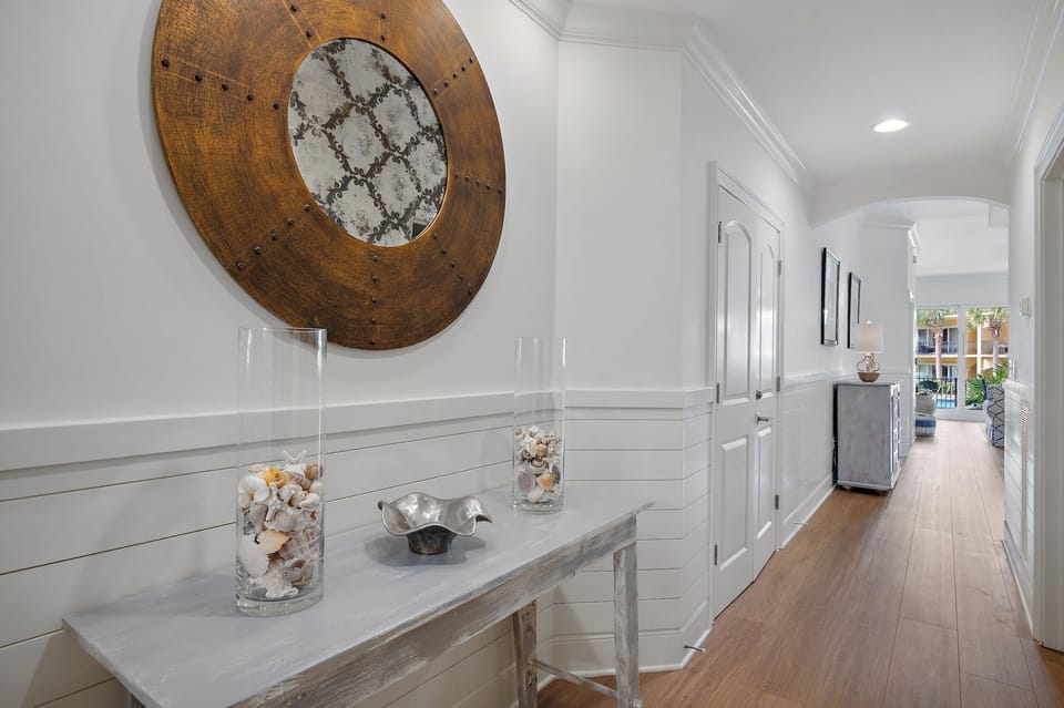 Hallway into Adagio E103