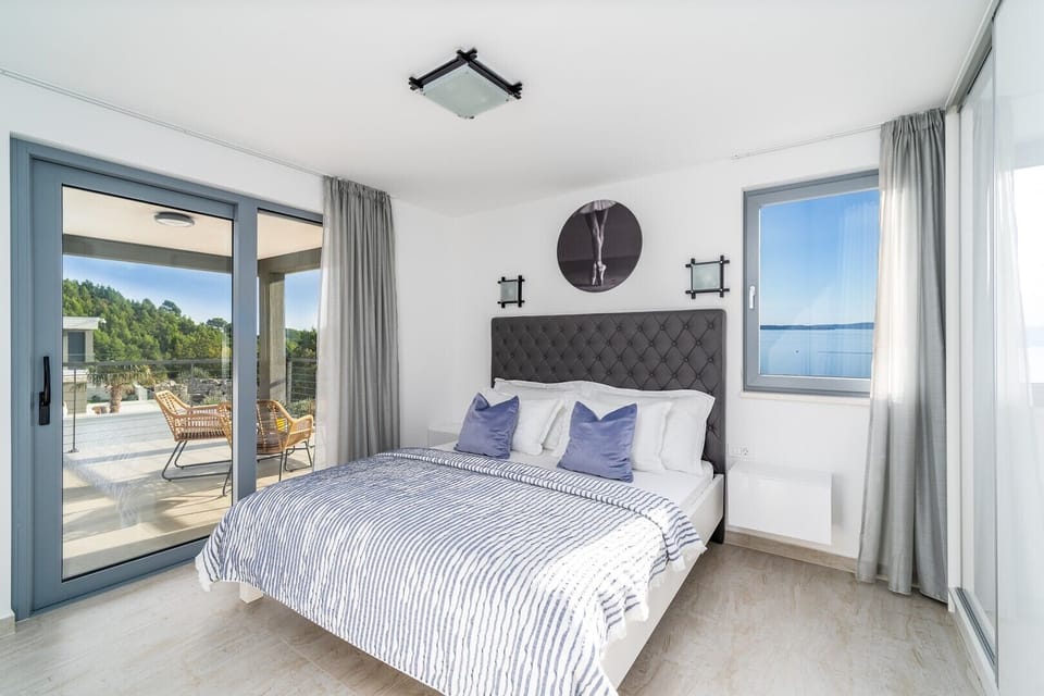 Bedroom No3 with king-size bed 180cm x 200cm, a TV, A/C