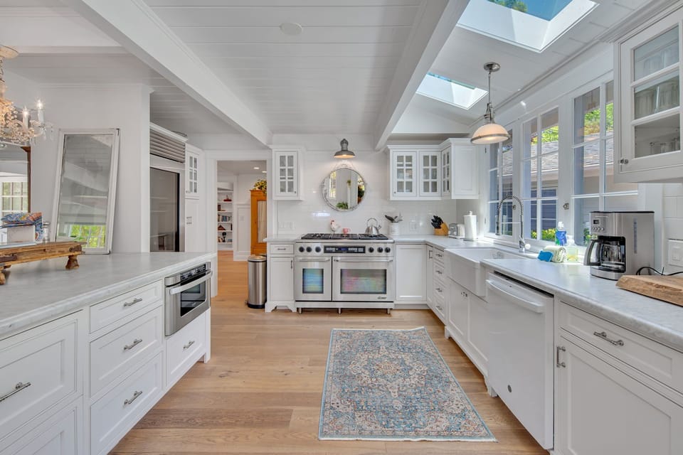 Fully equipped kitchen with bar stool seating for 6