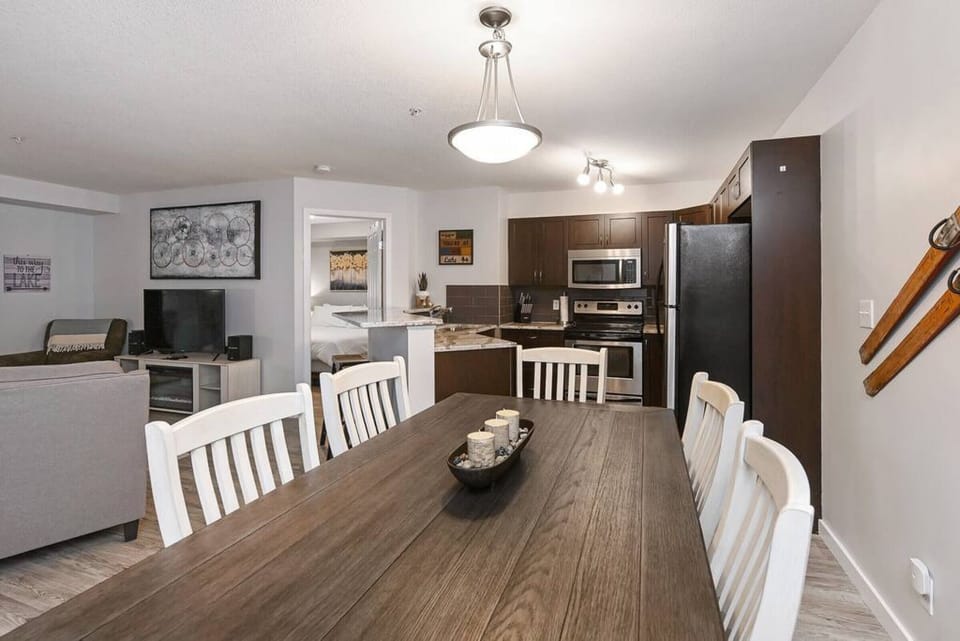 Full kitchen & dining space.
