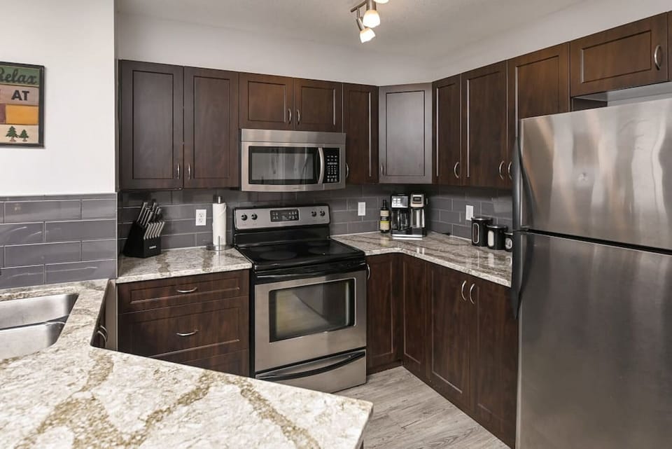 Full kitchen & dining space.
