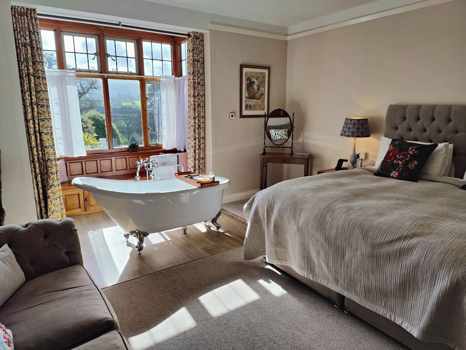 Romantic Double Room, Private Bathroom, Courtyard View (Kinsford) | Individually decorated, individually furnished, blackout drapes