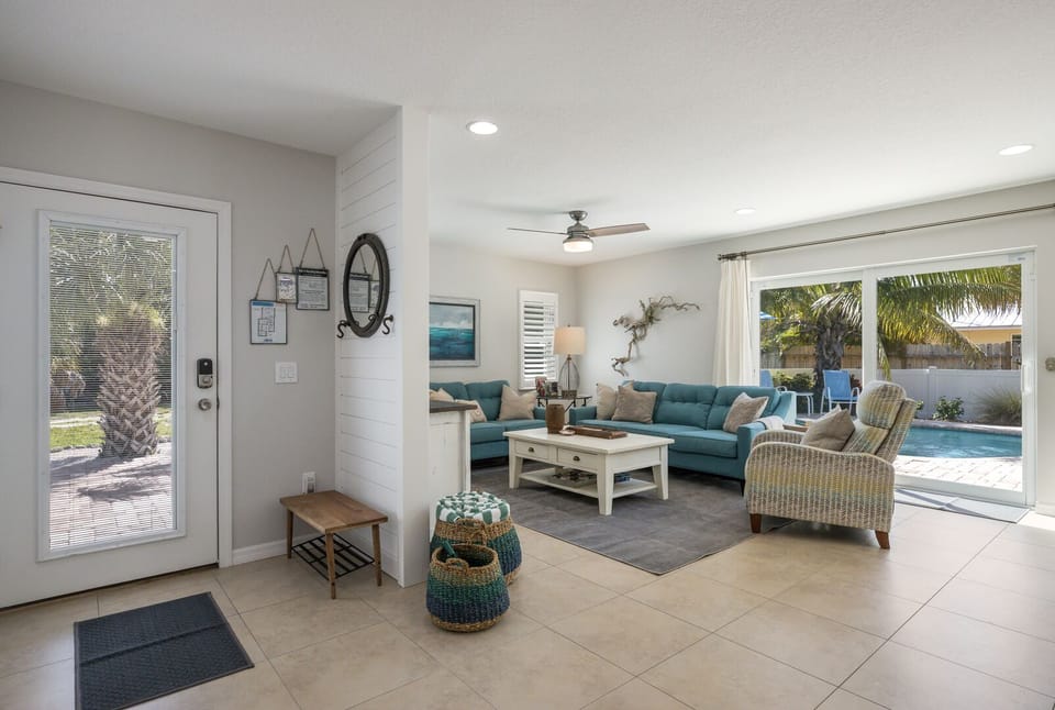 Front entry of Toes in the Water looking into the living room